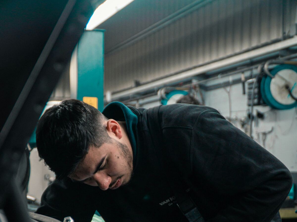 Mechaniker prüft einen Motorschaden